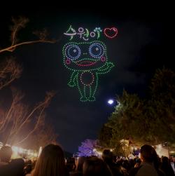 빛으로 물든 만석거 하늘… 드론미디어, 500대 군집 드론쇼로 수원 야간 축제 새 기준 제시