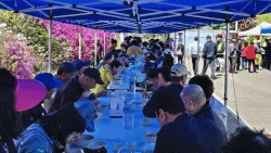 연무 충청새마을금고   열번째   " 사랑의 국수나눔 행사" "북적 북적 "    이재창  이사장   지역  어르신들에 작은 위로 됐으면....