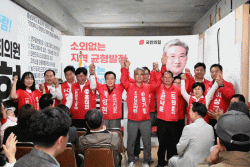 충남도의회   논산 1선거구  기호 2번 윤기형  후보    개소식  갖고  재선   필승 다짐 ,  백성현  시장 후보  지방선거  출마자 총출동  勢 과시..