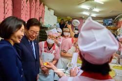 이재명 대통령 부부, 남대문시장 깜짝 방문…민생 점검·상인 격려