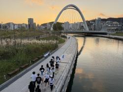 “퇴근 후 북항을 달린다”… 부산시설공단, 직장인 맞춤 ‘러닝교실’ 운영