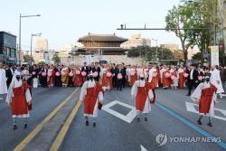 "와 로봇 스님이다!"…서울 도심 수놓은 화합의 연등 물결