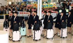 북한 내고향 입국…안 웃고 앞만 보며 1분여만에 공항 빠져나가(종합)