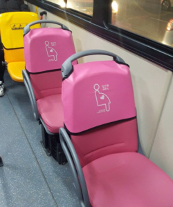 텅 빈 핑크색 좌석의 심리학: MZ세대는 왜 임산부 배려석을 ‘두려워’할까?