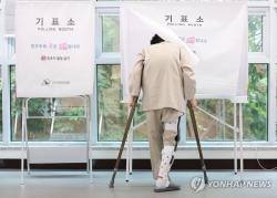 지선 첫날 사전투표율 오후 5시 10.39%…전남 20.5·서울 9.93