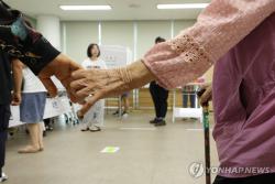 지선 첫날 사전투표율 오후 3시 8.15%…전남 16.66%·서울 7.66%