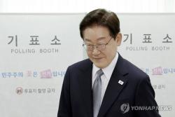 [사전투표] 李대통령, 金여사와 한표…"반만 찍혀도 괜찮나"(종합)