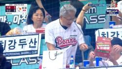 야구장 찾은 젠슨황 "치맥보다 좋은 건 없다"…BBQ 또 먹었다(종합)