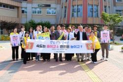 박용철 강화군수, 등굣길 학생 안전 살피며 현장 행보