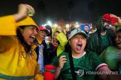 [월드컵] 한국전에 열광한 멕시코…"흠뻑 젖었지만 팽팽한 경기에 짜릿"