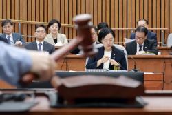 자료 살피는 한성숙 국무총리 후보자
