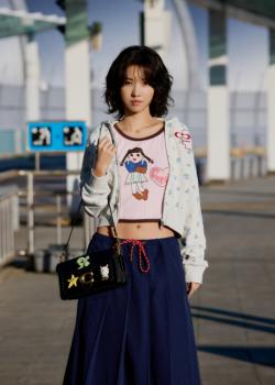홍콩으로 떠나는 소연, 개성 가득한 빈티지룩 눈길