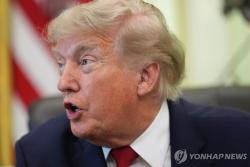 트럼프, 유가 하락 연동해 주유소 휘발유 가격 즉각 인하 압박