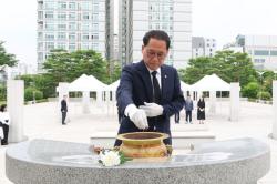 경기도의회 더불어민주당 대표단, 현충탑 참배 후 본격 활동 시작