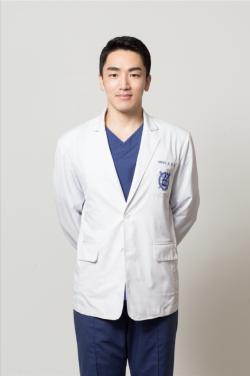 잇몸뼈 부족·만성질환 동반 임플란트, 사전 평가 중요