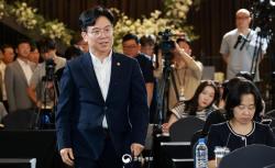 김영훈 고용노동부 장관, 세브란스병원 주4일제 시범 현장 방문