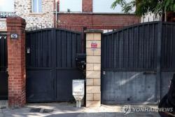 엡스틴 성범죄 연루 모델 스카우트, 파리 자택서 숨진 채 발견