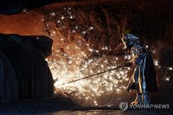 [르포] "밖은 폭염경보, 안은 1천500도" 용광로와 사투하는 근로자들