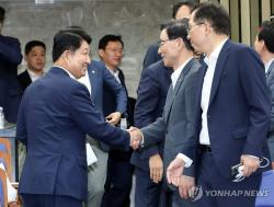 '멱살논란' 권영진, 의총서 사과…"자숙하고 당에 보탬 될 것"