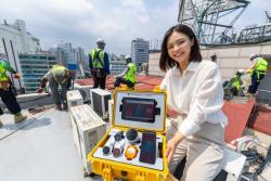 KT, `기업전용 5G`에 `갤럭시 워치` 연동…"산업현장 안전관리 돕는다"