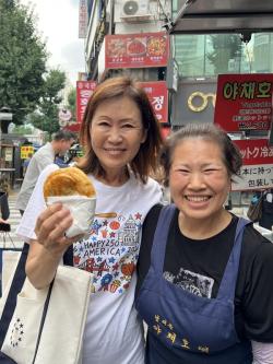 신임 스틸 美대사, 남대문 호떡 들고 '찰칵'…친밀감 부각