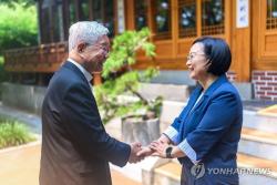 논산 출신 유흥식 추기경, 韓총리 만나 "교황도 한반도 평화에 깊은 관심"