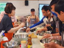 라오스 외국인 계절근로자, 경기도 먹거리 광장에서 한국 식문화 체험