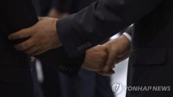 악수하며 손바닥 긁으면 성폭력일까…강제추행은 '무죄' 판결