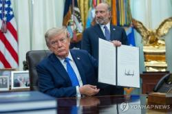트럼프, '원정출산' 차단 행정명령 서명…시민권 발급 금지