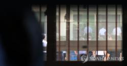 7천만원 받고 수용자에게 햄버거·불닭소스 건넨 교도관…징역 7년