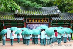 [사진톡톡] 바다 대신 산사로…백담사에서 쉬어가는 여름