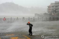 강풍·폭우 동반한 태풍 '돌핀' 중국 동부 연속 상륙… 대규모 대피·침수 피해 발생