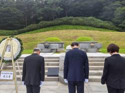 보훈장관, 김대중 전 대통령·육영수 여사 기일 맞아 묘소 참배