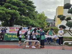 강경여중 등굣길에 전한 응원…학교통합 공감대 확산  - 학교통합추진위, 학생 격려와 통합 후 교육지원 내용 안내 -
