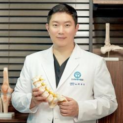 반복되는 다리 저림·통증, 척추관협착증 신호일 수 있어