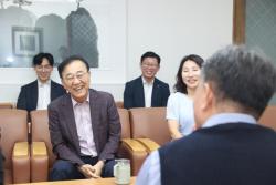 김윤덕 국토부 장관, SNS로 찾은 ‘따뜻한 버스 기사’ 직접 표창