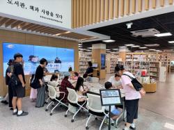 남부평생교육원, 2026년 독서의 달 행사 성황리 운영  -윤강미 작가와의 만남, 나만의 독서템 만들기 체험 등 큰 호응-