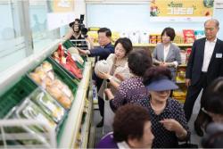 추미애 “재정 어려워도 아이들 먹거리·결식 지원은 챙긴다”…‘그냥드림’에 친환경 농산물