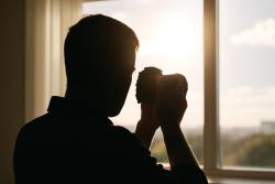 “역광에서 얼굴만 어둡다면”… 노출 보정은 플러스부터