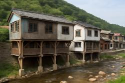 “하천 쪽으로 집을 넓혔다”…태백 철암의 까치발 건물
