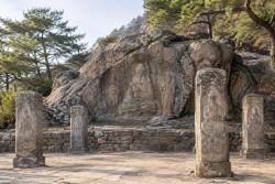 경주 칠불암 일곱 불상, 바위와 사방 기둥에 배치