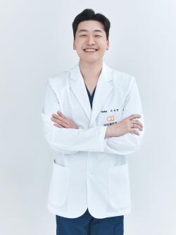 임플란트 치료 전, 자연치아·잇몸뼈 상태 살펴야