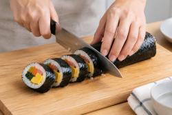 “김밥이 눌려요”…칼날 닦고 앞뒤로 썰기