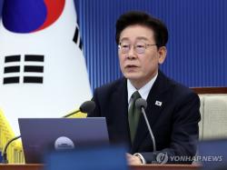 李대통령 "기초연금 더 두텁게 지원…노인 일자리 확대"