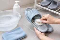 “욕실화 곰팡이 어쩌죠?”… 세제물 세척과 건조 요령