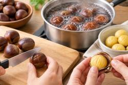 “밤 껍질이 잘 안 까진다면?”…칼집 내고 따뜻할 때
