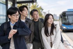 천안 찾은 유재명·이선빈…유재석은 버스 기다리며 초조