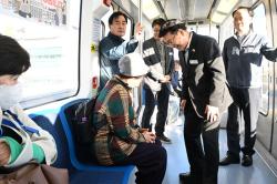 김원기 의정부시장, 시민과 함께 경전철 출근길 동행