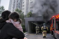 평택 아파트 지하 화재로 11명 부상…2세 여아 중상