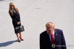 백악관 대변인 출범 나흘 만에 전격 경질…허위경력·자질 논란 여파